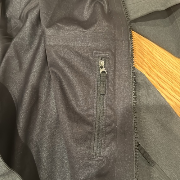 The North Face Raincoat - Picture 9 of 9